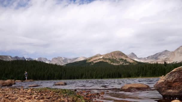 Fata Rock Hopping Brainard Lake — Videoclip de stoc