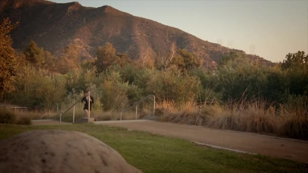 Weitwinkelaufnahme Einer Schönen Schlanken Kaukasischen Frau Beim Joggen Auf Einem — Stockvideo