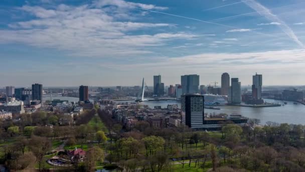 荷兰鹿特丹市的时间流逝 从一个有着所有地标的高有利位置 从上方经过的云彩和在河上流过的船只 — 图库视频影像