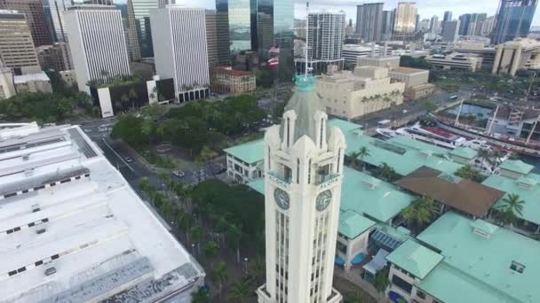 Zdjęcie Lotnicze Wieży Aloha Niedaleko Centrum Honolulu Amerykańskie Flagi Szczycie — Wideo stockowe