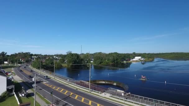 Drone Subiendo Sobre Lago Carretera Nueva Jersey — Vídeos de Stock