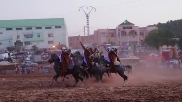 Algériai Kapusok Hagyományos Öltözékben Támadják Mezőt Ünnepélyesen Tüzelnek — Stock videók