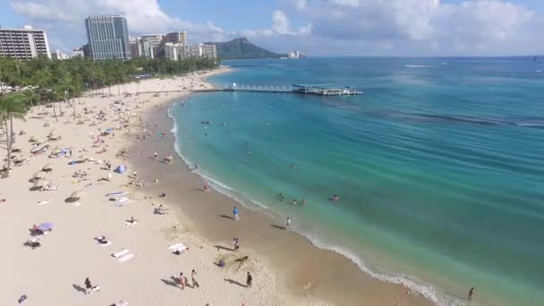 Aerial Waikiki Beach Push Shot Stronę Diamond Head Hotelami Tropikalnymi — Wideo stockowe