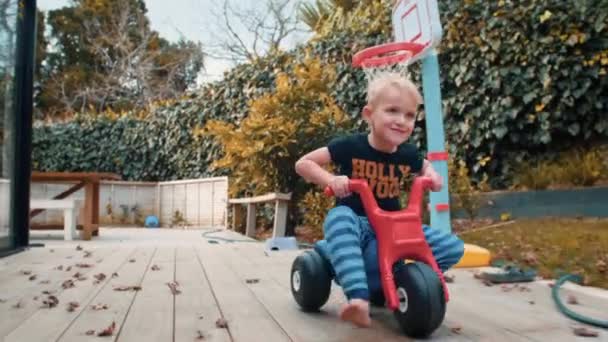 Młody Chłopiec Rowerze Trójkołowym Bawi Się Zewnątrz — Wideo stockowe