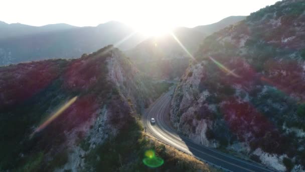 Dron Létání Hodil Krásnou Silnici Horách Při Západu Slunce — Stock video