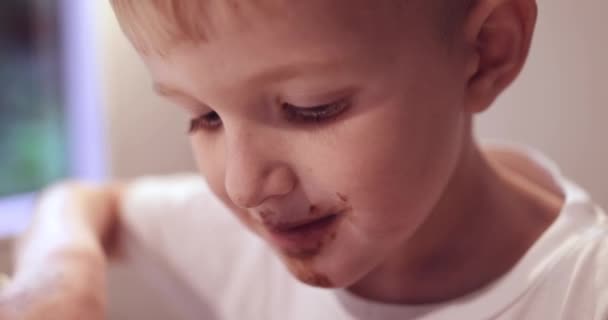 Mladý Chlapec Čokoládový Dort Uvnitř — Stock video