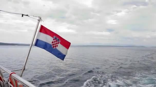 曇った日にアドリア海を航海する船のクロアチア国旗 — ストック動画