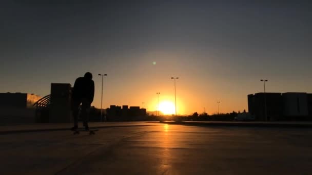 Skateboarder Effectuant Tour Dans Heure Dorée Coucher Soleil — Video