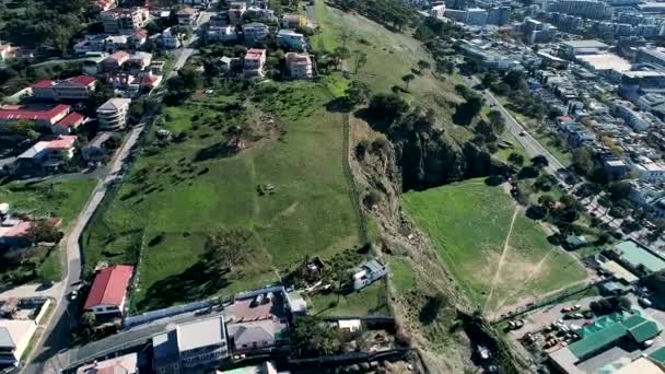 シーポイントの映像Djiファントム4 Proで南アフリカのケープタウン ここでは海岸 地域の丘を見ることができます — ストック動画