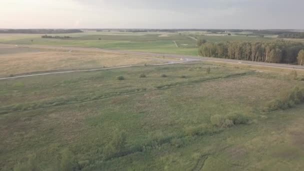 Drone Beelden Drone Vliegt Weg Boven Velden Onthult Een Meer — Stockvideo