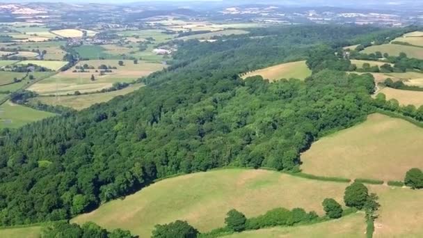 英国エクセターの緑豊かなデヴォンの田舎の風景の空中高から低 — ストック動画