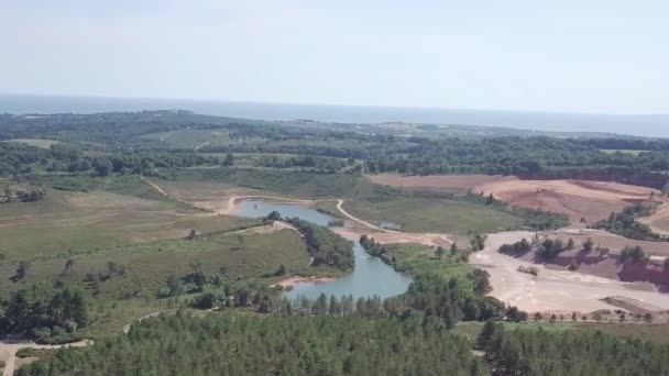 ウッドベリー イングランドの湖と採石場の空中ビュー 右から左へパン — ストック動画