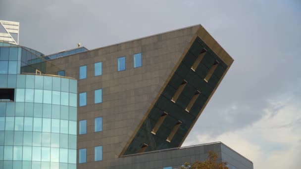 輝くガラスの建物の横にある企業建築設計建築 — ストック動画