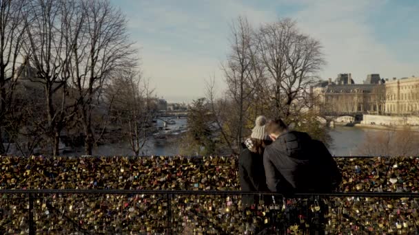 Pareja Cariñosa Pont Neuf Para Atacar Una Cerradura Amor — Vídeo de stock