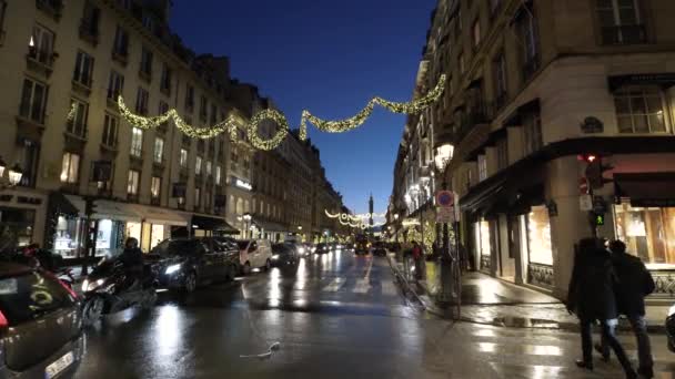 Decoraciones Navideñas Iluminadas Una Calle París Con Tráfico Turistas — Vídeo de stock