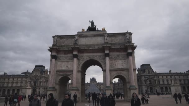 Arco Triunfo Carrossel Perto Louvre Paris Com Turistas Durante Dia — Vídeo de Stock