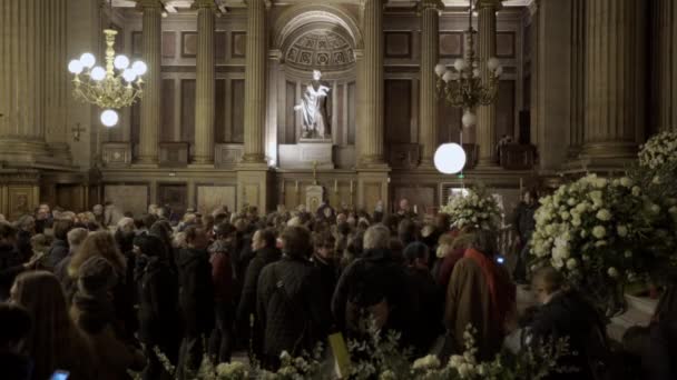 Tourist Besucht Das Grab Von Johnny Hallyday Der Madeleine Kirche — Stockvideo