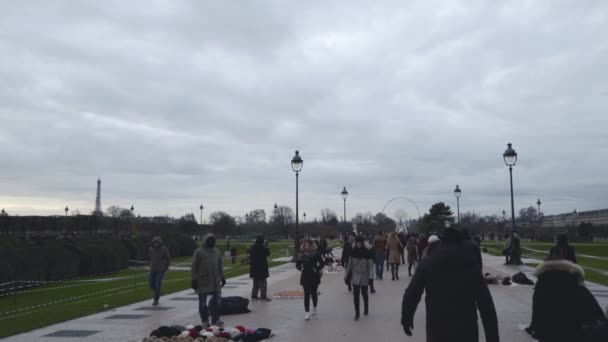 Ludzie Przechadzają Się Tuileries Jardin Zimowy Dzień Ulicznymi Sprzedawcami — Wideo stockowe