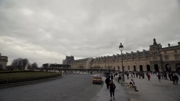 Pan Left Place Carrousel Louvre Museum Paris Cloudy Day — Stock Video