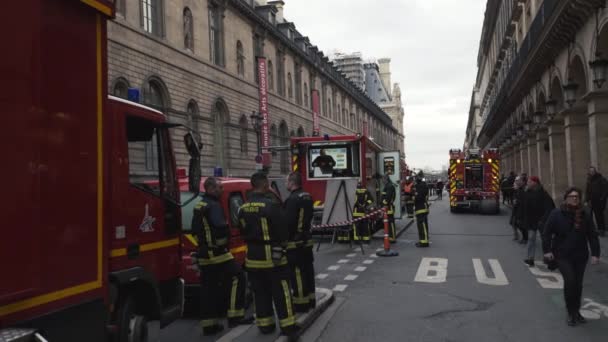 Acil Bir Durum Sırasında Louvre Itfaiye Araçları Olan Parisli Itfaiyeciler — Stok video