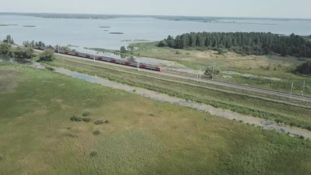 Solig Sommardag Landet Älvstrand Med Järnväg — Stockvideo