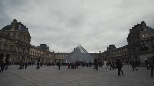 Bulutlu Bir Günde Paris Teki Louvre Müzesini Ziyaret Eden Turistler — Stok video