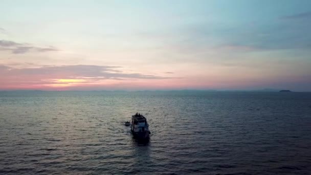 Повітряний Постріл Човна Під Час Плавання Сансет Таїланді — стокове відео