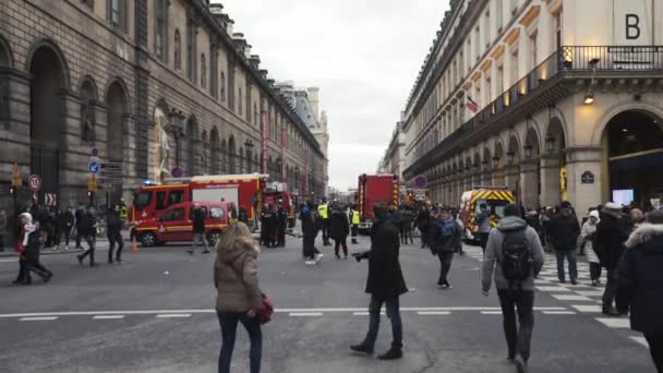 Turyści Mylili Się Ulicy Podczas Nagłego Wypadku Muzeum Luwru Strażakami — Wideo stockowe