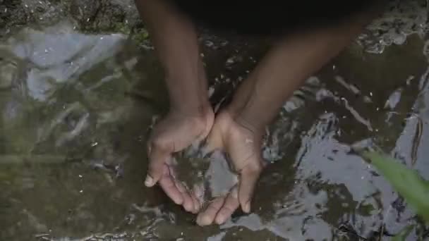 Menino Africano Recolhe Água Suja Riacho — Vídeo de Stock