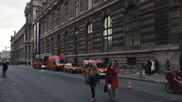 Turistler Acil Bir Durum Sırasında Louvre Daki Itfaiye Araçlarına Bakmak — Stok video