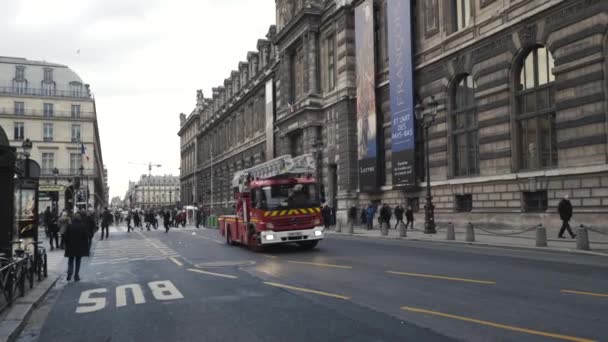 Camión Bomberos Con Sirenas Encendidas Louvre Durante Una Emergencia — Vídeo de stock