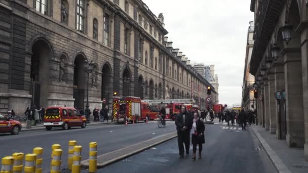 卢浮宫出现严重紧急情况 消防员和消防车在那里工作 — 图库视频影像