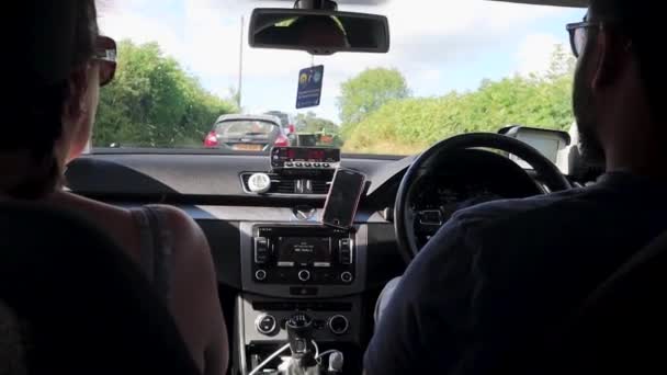 Vista Desde Asiento Trasero Taxi Hombre Una Mujer Hablando Mientras — Vídeos de Stock