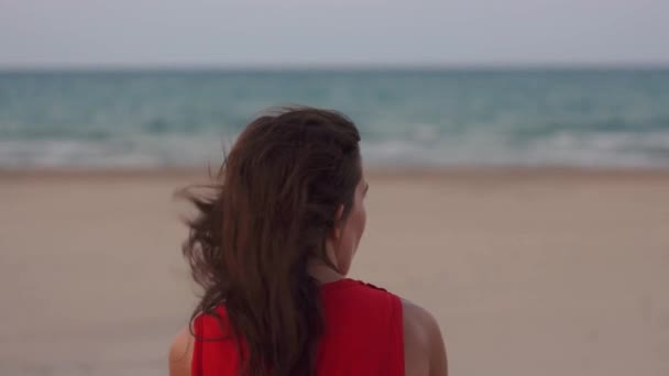 Молодая Женщина Пляже Смотрит Море — стоковое видео