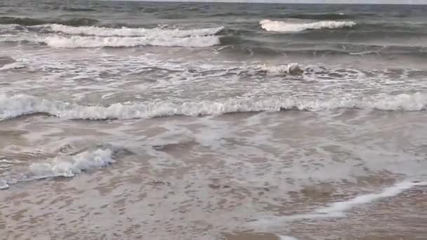 Olas Golpeando Playa Del Mar — Vídeos de Stock