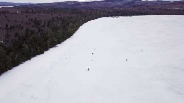 Fitzgerald Pond Maine Buzda Balıkçılık Havadan Görüntüsünü Daha Yakından Bakmak — Stok video