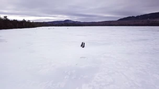 Fitzgerald Pond Maine Buzda Balıkçılık Havadan Görüntüsünü Burada Aksiyonun Üzerinde — Stok video