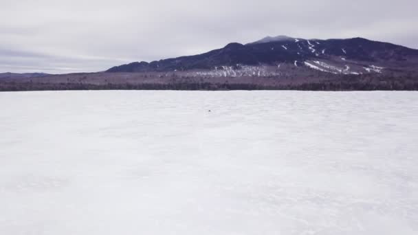 メイン州フィッツジェラルド池の凍結した表面を横断する唯一のスノーモービルのトレッキング — ストック動画