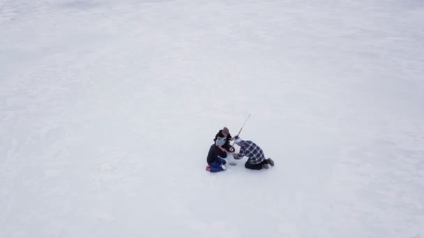メイン州フィッツジェラルド池での氷釣りの空中ビューを取得します 3人のグループには運がある — ストック動画