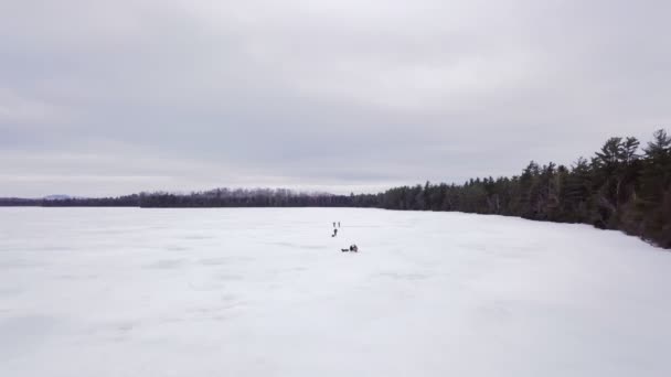 Flygbild Isfiske Fitzgerald Pond Maine Här Knuffar Ett Par Olika — Stockvideo