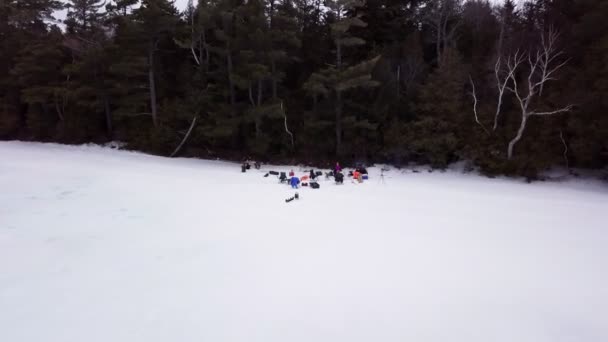 メイン州フィッツジェラルド池での氷釣りの空中ビューを取得します ここで氷の上のキャンプに入る — ストック動画