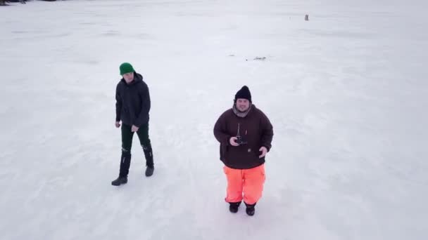 パイロットと凍ったフィッツジェラルド池の男から引き離された無人機のショット メイン州 — ストック動画