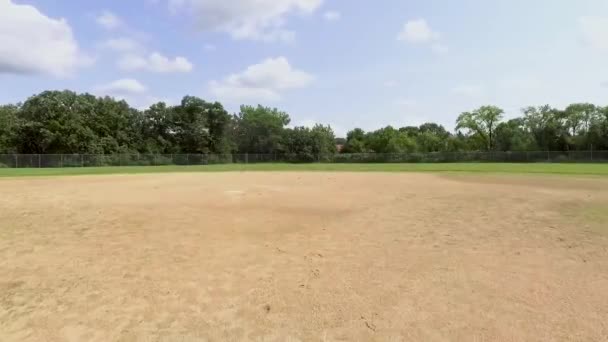 Widok Płyty Głównej Drugiej Bazy Odsłaniając Outfield Pustym Softball Złożony — Wideo stockowe