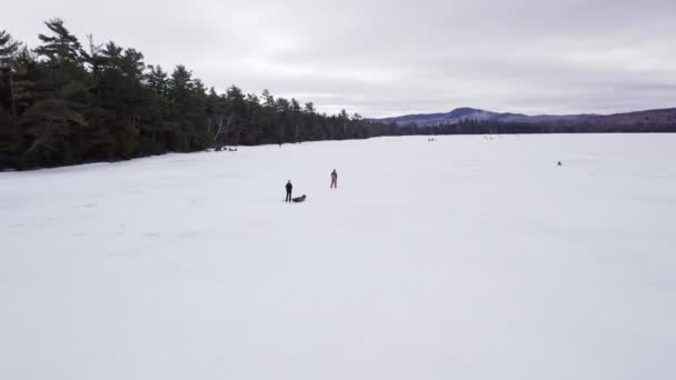 Fitzgerald Pond Maine Buzda Balıkçılık Havadan Görüntüsünü Kahverengi Kar Pantolonlu — Stok video