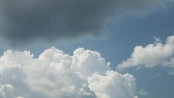 Lapso Tiempo Nubes Blancas Esponjosas Movimiento Través Del Cielo Luz — Vídeos de Stock