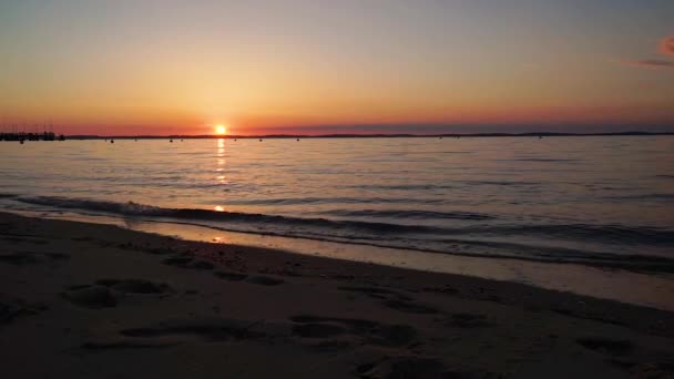 Coucher Soleil Magnifique Paisible Sur Plage Avec Petites Vagues Mer — Video