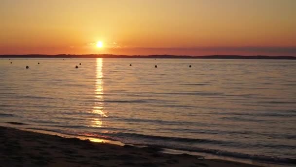 Hermosa Tranquila Puesta Sol Playa Con Pequeñas Olas Mar Tranquilo — Vídeos de Stock