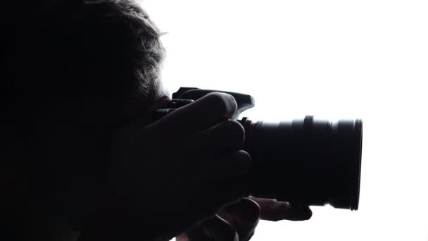 Silueta Joven Tomando Fotos Con Una Cámara Estudio Fotografía — Vídeos de Stock