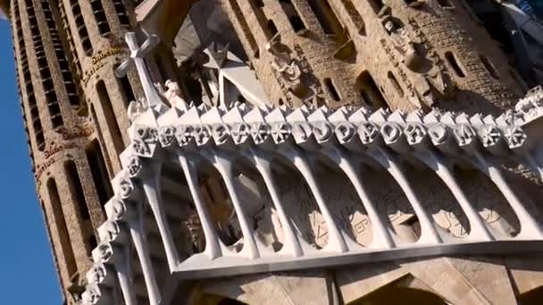 西班牙巴塞罗那市中心Sagrada Familia的背面 基座向上旋转 中等射门 — 图库视频影像