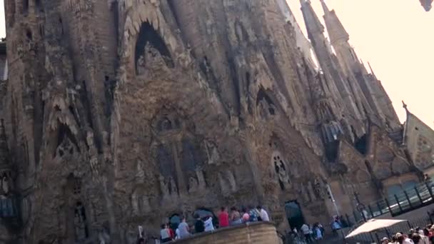 Sagrada Familia Туристами Чекають Перед Нею Нахил Вгору Ленсом Центрі — стокове відео